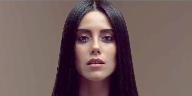 41 'lik Cansu Dere Bikinili Pozuyla Göz Kamaştırdı!...