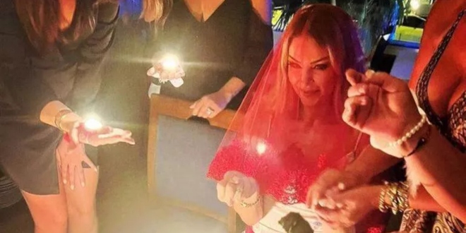 Dünyaevine Girmeye Hazırlanan Petek Dinçöz Kına Gecesi Yaptı