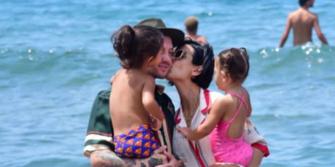 Eylül Öztürk Ailesiyle Tatilde