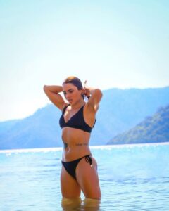 Sabriye Şengül 'ün Simsiyah Bikinisiyle Şovu