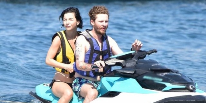 Merve Boluğur Aşk Tatilinde