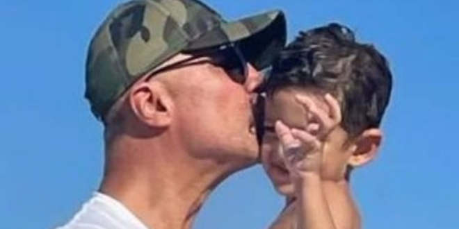 Oğlu ile Tatil Yapan Özcan Deniz'den Feyza Aktan'a Gönderme