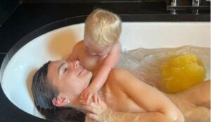 Emily Ratajkowski 'nun Çıplak Pozu