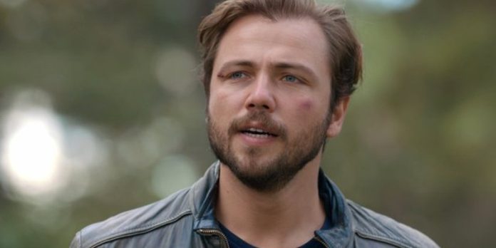 Kadir Babasını Bulmasının Kutlamasını Yapıyor