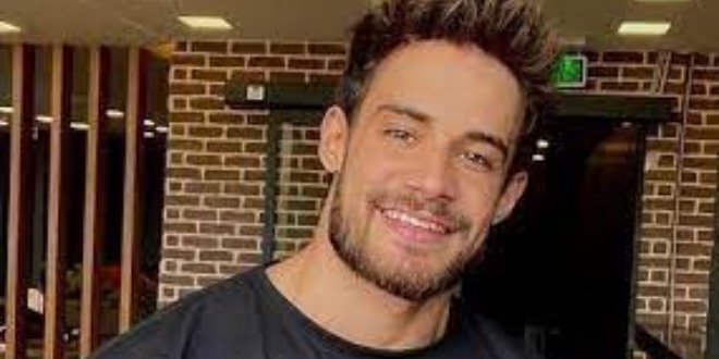 Batuhan Karacakaya Gönlünü Kaptırdığı Güzel İle İlanı Aşk Yaptı...