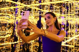 Özge Ulusoy ’dan Sonsuzluk Selfiesi