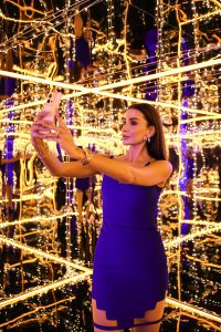 Özge Ulusoy ’dan Sonsuzluk Selfiesi