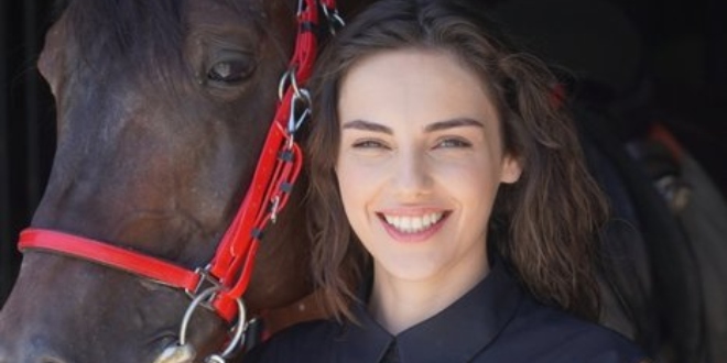 Yağmur Tanrısevsin Dünyaca Ünlü Lüks Butik Mağazanın Reklam Yüzü Oldu!...