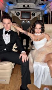 Zeynep Bastık ’ın beyaz elbisesiyle verdiği pozu