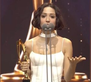 Zeynep Bastık ’ın beyaz elbisesiyle verdiği pozu