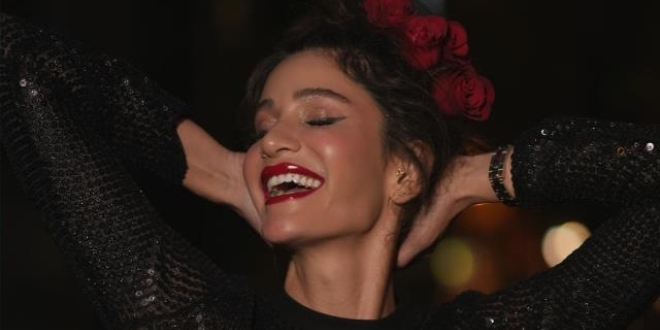 Berrak Tüzünataç 'ın Bacak Pozuna Ünlü Oyuncudan Olay Yorum...