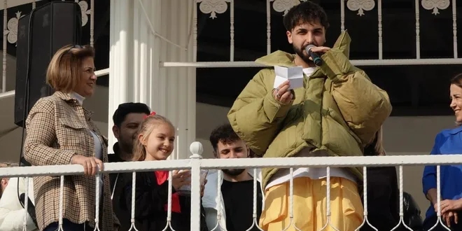 Rapçi Sefo Küçük Hayranını Kırmayarak Okuluna Gitti...