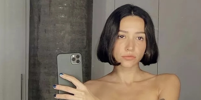 Omurga Kemiklerini Kıran Zeynep Bastık İç Çamaşırlı Pozunu Paylaştı...