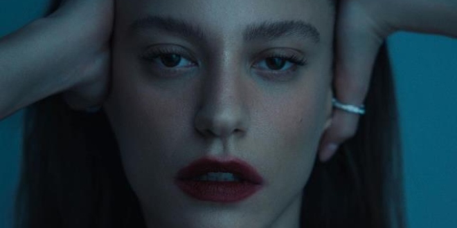 Serenay Sarıkaya 'nın Sosyal Medyayı Sallayan Ayakları!...