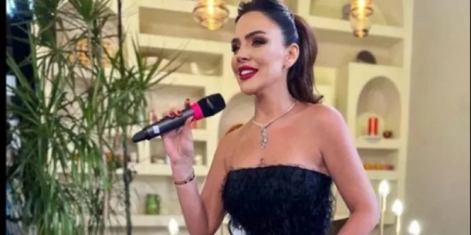 Yılbaşında Şarkı Söyleyen Spiker Buket Aydın Kulakları Kanattı...