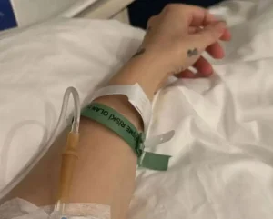 Gülben Ergen, hastane odasından kolunda bir serumla çekilmiş fotoğraf da paylaştı. Ünlü şarkıcıyı eski eşi Mustafa Erdoğan ve oğulları Atlas, Ares ve Güney'in yalnız bırakmadı.