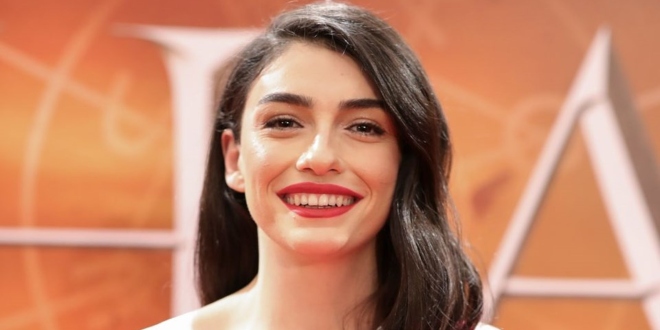 Hazar Ergüçlü Yakışıklı Oyuncuyla Fena Yakalandı!...