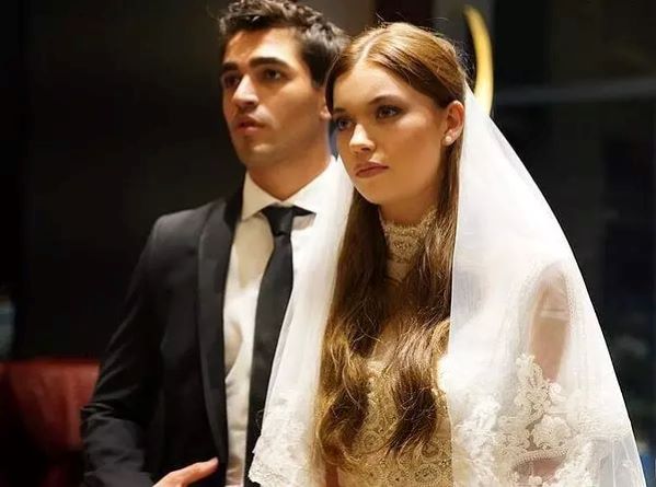 Ünlü sevgililer söz yüzüğü taktı!