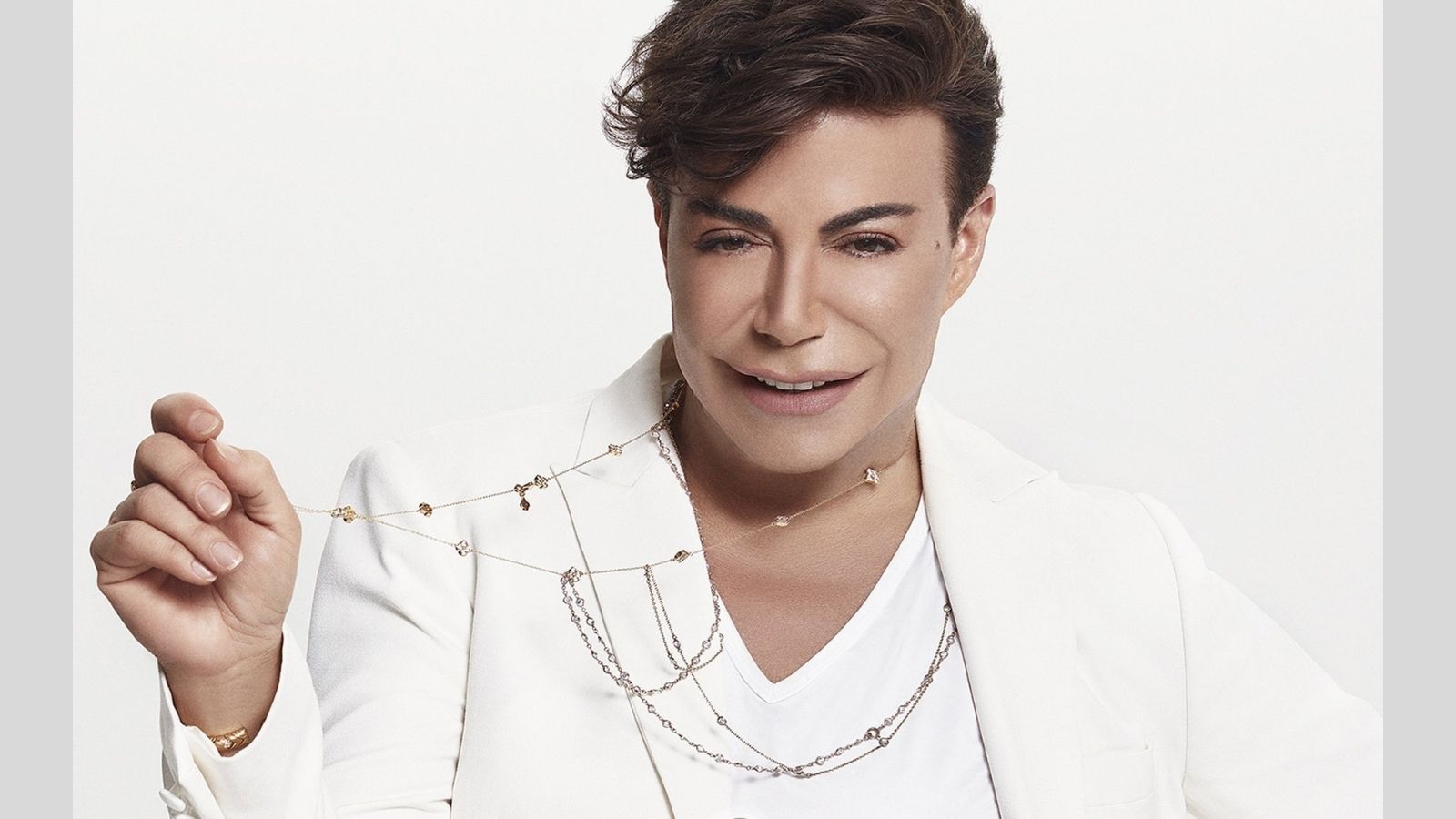 Şarkıcı Fatih Ürek, önceki gün Vadistanbul'da objektiflere yakalandı. Sezonluk alışveriş yapmak için mağazaları gezen ünlü isim, "yurt dışına yerleşme" iddiasına yanıt verdi.