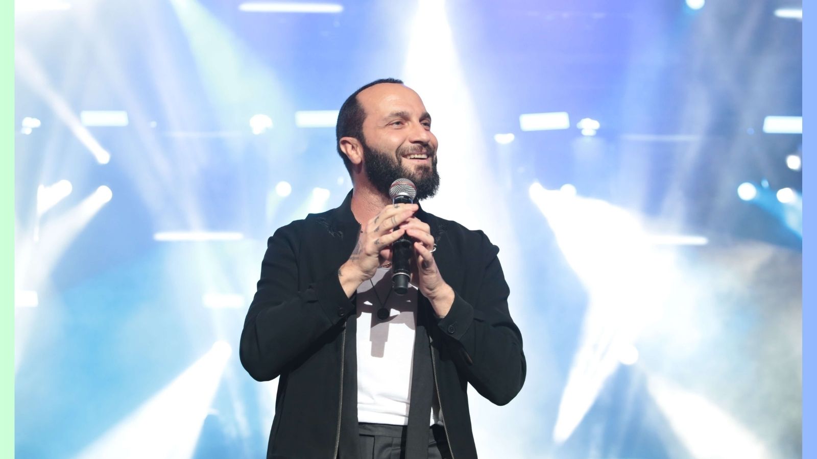 Şarkıcı Berkay, muhabirlerin sorularını yanıtsız bırakmadı. Bir erkek şarkıcı olarak son dönemde erkek meslektaşlarının yaptığı estetik operasyonları değerlendiren Berkay, "Ben yaptıramıyorum estetik, çünkü iğneden korkuyorum" ifadelerini kullanarak insanları şaşkın bıraktı.