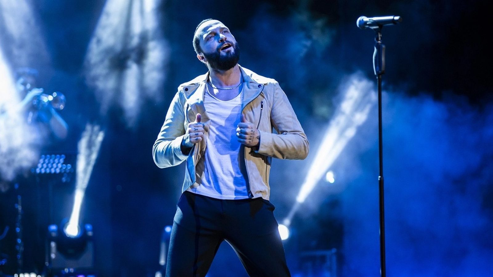 Şarkıcı Berkay, muhabirlerin sorularını yanıtsız bırakmadı. Bir erkek şarkıcı olarak son dönemde erkek meslektaşlarının yaptığı estetik operasyonları değerlendiren Berkay, "Ben yaptıramıyorum estetik, çünkü iğneden korkuyorum" ifadelerini kullanarak insanları şaşkın bıraktı.