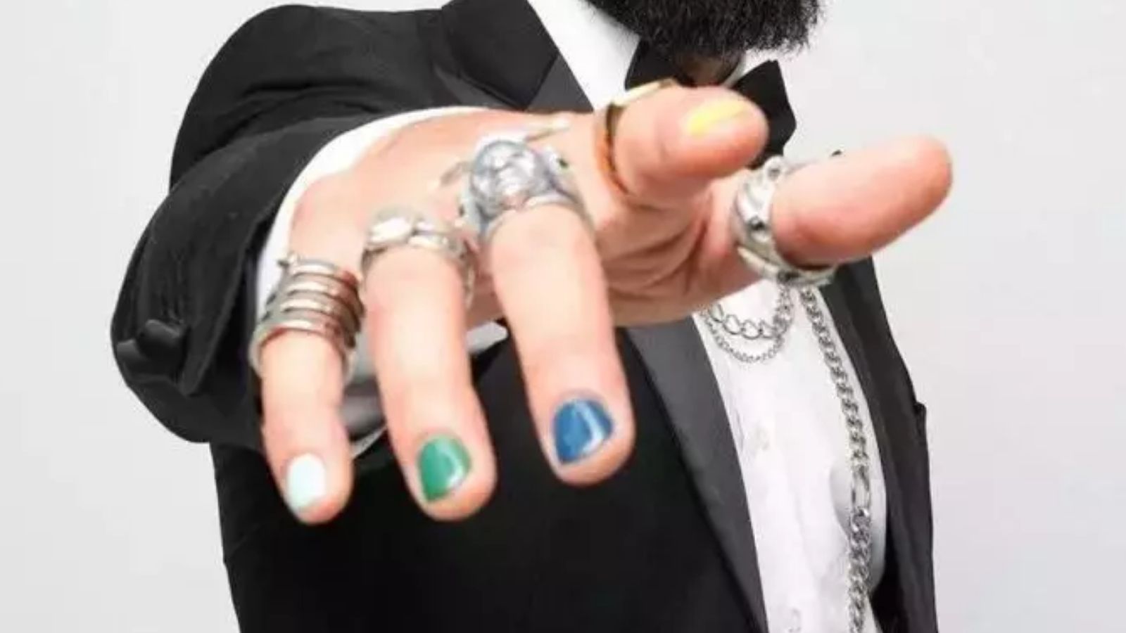 Tepki Çeken Gökhan Türkmen Ojeli Tırnaklarını Savundu