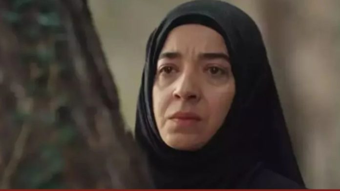 Reyting rekorları kıran Kızıl Goncalar dizisinde hayat verdiği Müyesser karakteriyle adından sıkça söz ettiren Asiye Dinçsoy, sosyal medyada gündeme gelerek olay oldu. Dinçsoy'un başörtüsüz karelerine sosyal medyada takipçileri yorum yağdırdı.