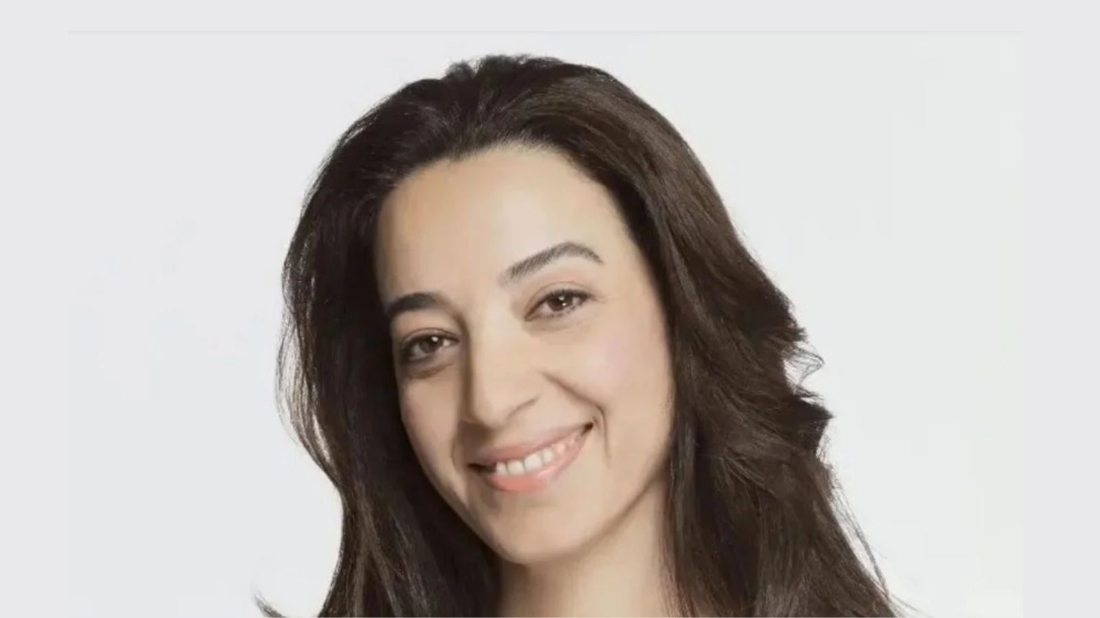 Reyting rekorları kıran Kızıl Goncalar dizisinde hayat verdiği Müyesser karakteriyle adından sıkça söz ettiren Asiye Dinçsoy, sosyal medyada gündeme gelerek olay oldu. Dinçsoy'un başörtüsüz karelerine sosyal medyada takipçileri yorum yağdırdı.