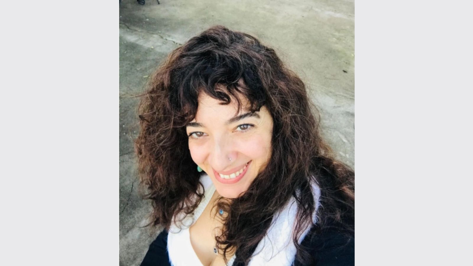 Reyting rekorları kıran Kızıl Goncalar dizisinde hayat verdiği Müyesser karakteriyle adından sıkça söz ettiren Asiye Dinçsoy, sosyal medyada gündeme gelerek olay oldu. Dinçsoy'un başörtüsüz karelerine sosyal medyada takipçileri yorum yağdırdı.