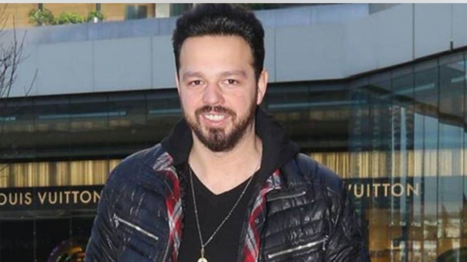 Müzik dünyasında bir dönem adından sıkça söz ettiren 'uzaylı' lakaplı türkücü Mustafa Topaloğlu'nun oğlu Çağlayan Topaloğlu, Nişantaşı City's'de objektiflere yakalandı. 