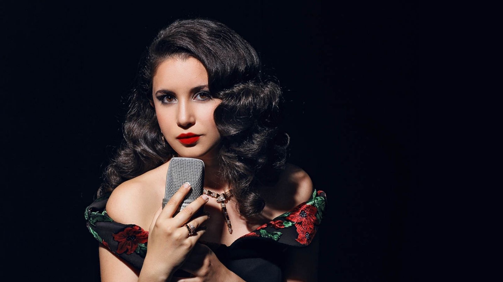 Adını Hatay'ın Karsu köyünden alan ve depremde 17 akrabasını kaybetmiş olan şarkıcı Karsu Dönmez, 6 Şubat depremlerinin 1. yıl dönümüne özel Hatay'a gitti. Sanatçı, "Birkaç gün Hatay'da kalacağım. Biraz duygusal olacak benim için" dedi.