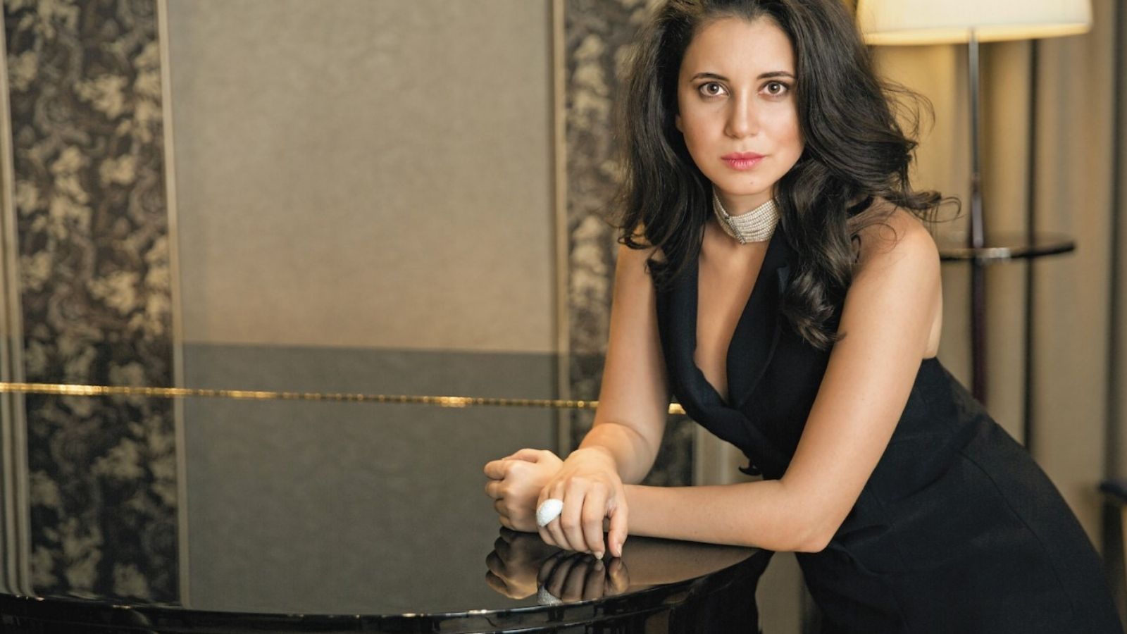 Adını Hatay'ın Karsu köyünden alan ve depremde 17 akrabasını kaybetmiş olan şarkıcı Karsu Dönmez, 6 Şubat depremlerinin 1. yıl dönümüne özel Hatay'a gitti. Sanatçı, "Birkaç gün Hatay'da kalacağım. Biraz duygusal olacak benim için" dedi.