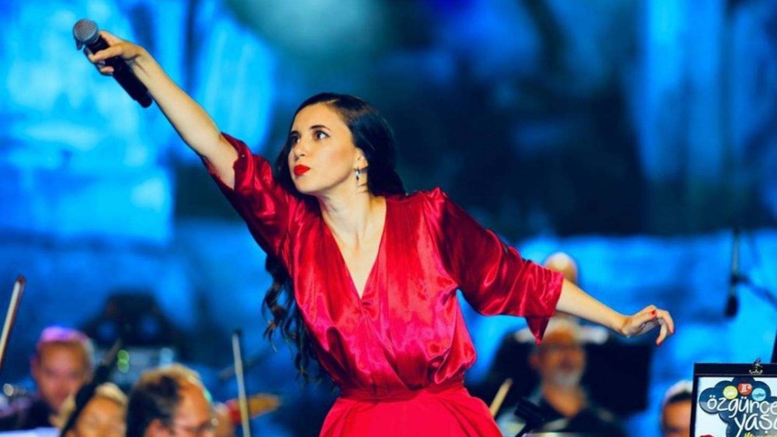 Adını Hatay'ın Karsu köyünden alan ve depremde 17 akrabasını kaybetmiş olan şarkıcı Karsu Dönmez, 6 Şubat depremlerinin 1. yıl dönümüne özel Hatay'a gitti. Sanatçı, "Birkaç gün Hatay'da kalacağım. Biraz duygusal olacak benim için" dedi.