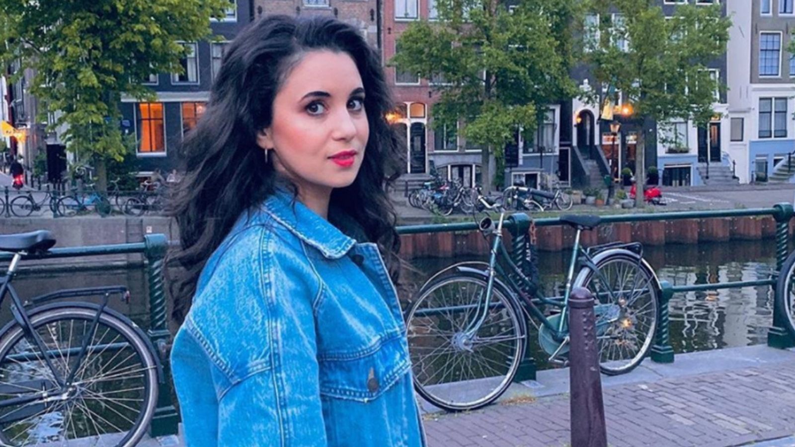 Adını Hatay'ın Karsu köyünden alan ve depremde 17 akrabasını kaybetmiş olan şarkıcı Karsu Dönmez, 6 Şubat depremlerinin 1. yıl dönümüne özel Hatay'a gitti. Sanatçı, "Birkaç gün Hatay'da kalacağım. Biraz duygusal olacak benim için" dedi.