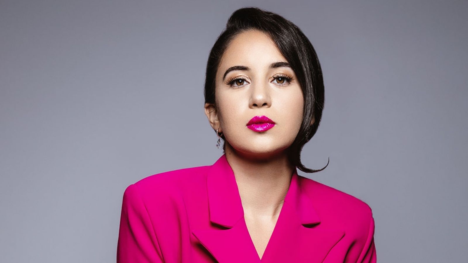 Adını Hatay'ın Karsu köyünden alan ve depremde 17 akrabasını kaybetmiş olan şarkıcı Karsu Dönmez, 6 Şubat depremlerinin 1. yıl dönümüne özel Hatay'a gitti. Sanatçı, "Birkaç gün Hatay'da kalacağım. Biraz duygusal olacak benim için" dedi.