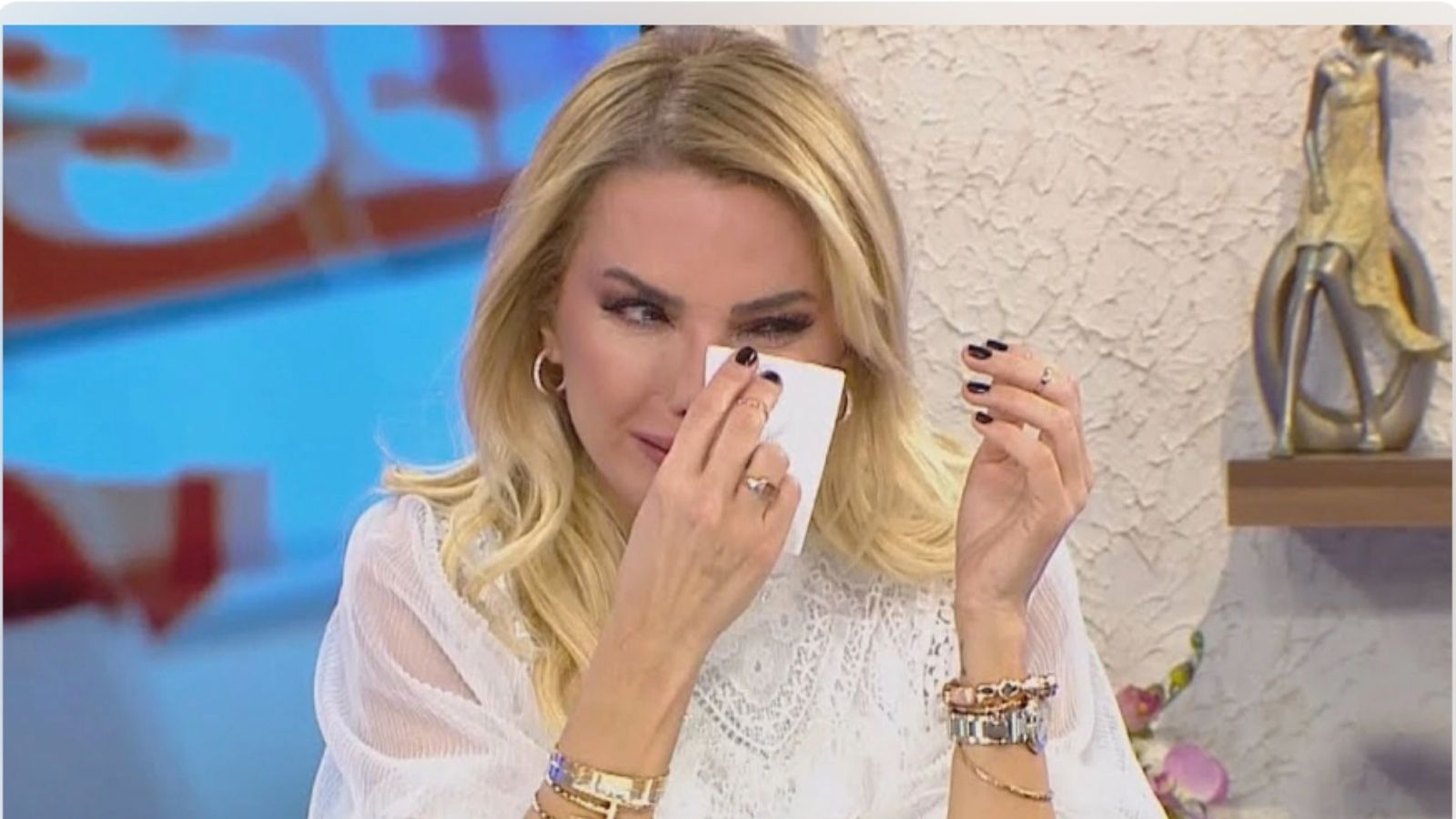 Ece Erken'in başı daha önce de kendisi ve merhum eşi Şafak Mahmutyazıcıoğlu'nu tehdit eden takıntılı hayranı E.Ç isimli şahıs ile bir kere daha  başı dertte. Erken, "Bu kişi nasıl benim kapımın önüne kadar gelebiliyor? Peki neden hâlâ dışarıda? Şizofreni teşhisi alınıp, neden tedavi görmüyor? Beni dağa kaldırmakla tehdit ediyor!" diyerek isyan etti  