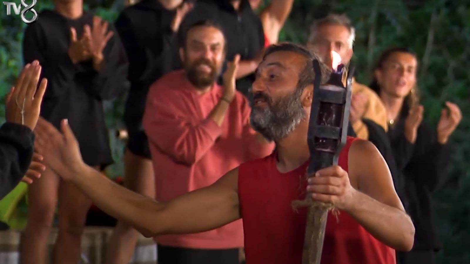 Survivor All Star 2024'te eleme gecesi heyecanı nefesleri bu hafta da kesti. Bu hafta gerçekleşen erkek yarışmacılardan isimleri yazılan adayların kıyasıya rekabetleri izleyiciye yansıdı. Adada kalmaya devam edecek yarışmacılar belli oldu. Hayallerine veda eden isim ise gecenin sonunda belli oldu.