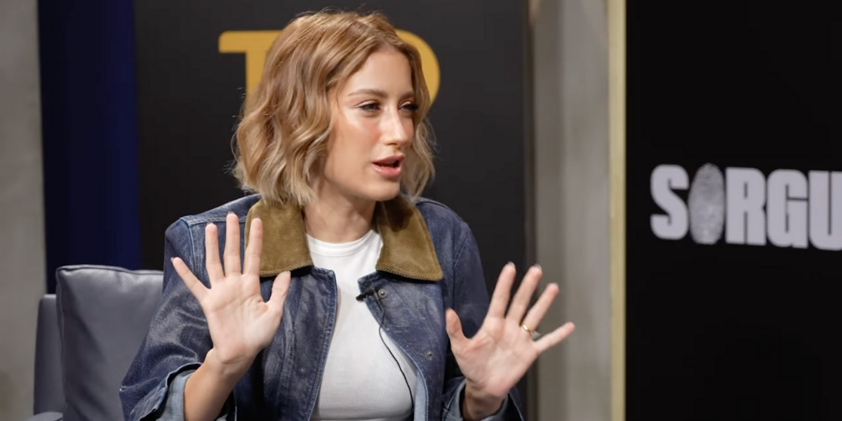 Hazal Kaya’dan Şok Sözler! Eşime Asılsa Çok Eğlenirim