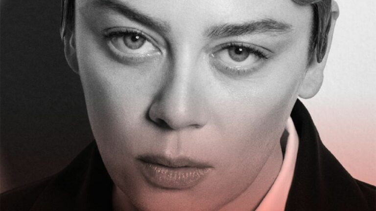 Cesur tiyatrocu Afife Jale'nin ilham veren hikayesini sahneye taşıyan "Afife" oyunu, ünlü isimlerin yoğun ilgisiyle kapalı gişe oynamaya devam ediyor.