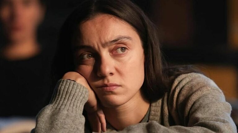 Merve Dizdar, Kral Kaybederse'deki Rolüyle Sosyal Medyanın Gündemine Oturdu! 'Üniversite Öğrencisi Olmaz' diyen Tepkiler Çığ Gibi Büyüdü!