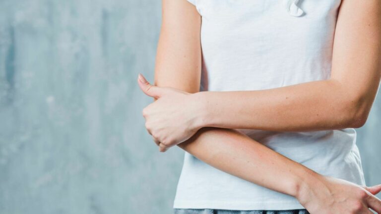 Sağ kol uyuşması, genellikle sinir sıkışması, dolaşım problemleri veya kas yorgunluğu gibi nedenlerle oluşabilir. Sağ kol uyuşması bazen geçici bir durumken