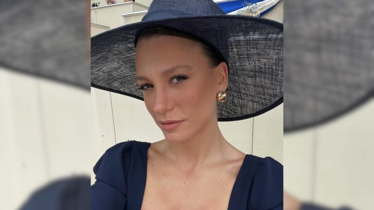 Serenay Sarıkaya Kendisini Eve Kapattı, Kimseyle Görüşmüyor!