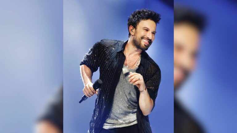 Türk pop müziğinin megastarı Tarkan, annesi Neşe Tevetoğlu’nu kaybetmenin derin acısıyla Avrupa turnesinde sahneye çıktı.
