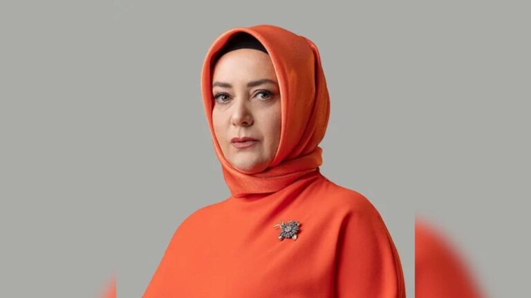 Kızılcık Şerbeti Pembe Gazi Koşusu’nda Leydi Diana Esintileriyle Göz Kamaştırdı