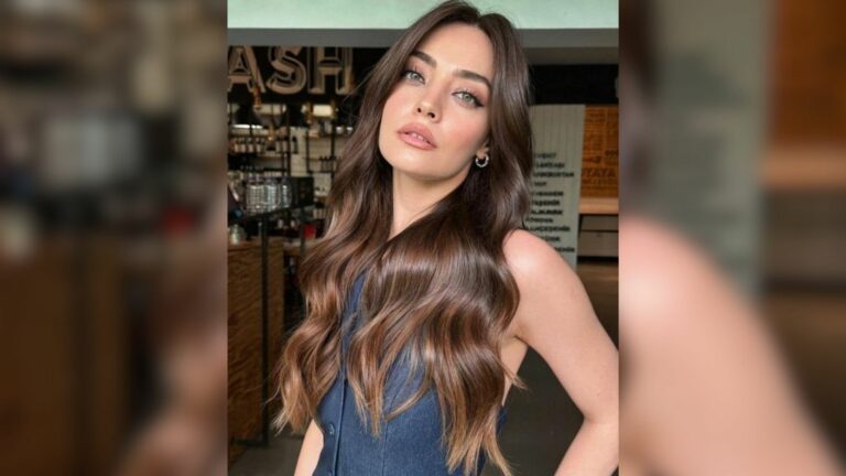 Zeynep Tuğçe Bayat’tan Cesur Bornozlu Poz