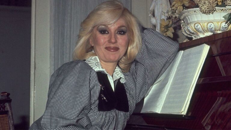 “Para Para Para” Şarkısıyla Tanınan Rüçhan Çamay 94 Yaşında Hayatını Kaybetti