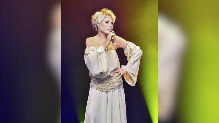 Şarkı Söylerken Yüzünde Mimik Oynamayan 79 Yaşındaki Ajda Pekkan Son Hali İle Şaşırttı