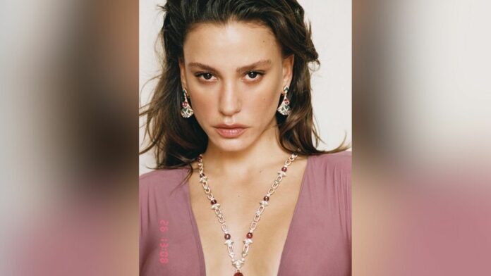 Serenay Sarıkaya’dan Doğum Gününde Cesur Pozlar
