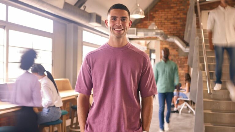 Erkek tişörtlerle günlük kombin önerileri, basit parçaları daha dikkat çekici hale getirmenin yollarını sunar.