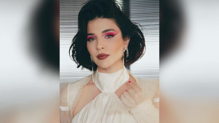 Gonca Vuslateri Siyahtan Vazgeçti